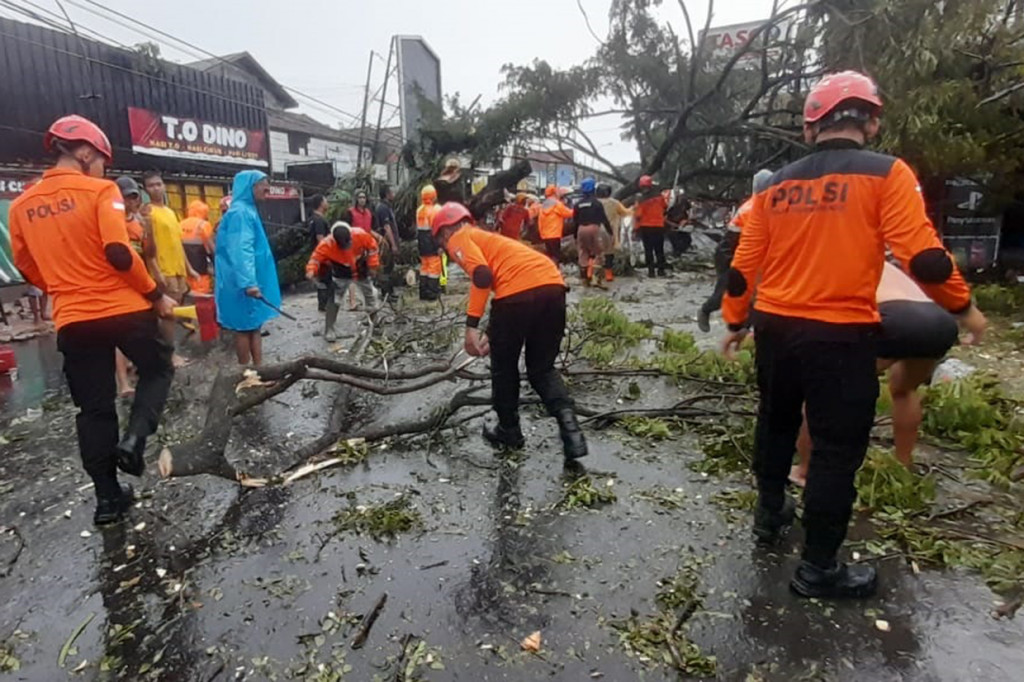 Manajer Pusdalops BPBD Kota Tasikmalaya Harisman mengatakan, hujan deras disertai angin kencang yang terjadi di beberapa titik menyebabkan puluhan pohon dan tiang listrik tumbang melintang di tengah jalan dan mengakibatkan kendaraan tersendat kemacetan.