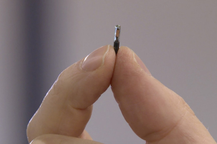 Jakarta: Perusahaan Swedia DSruptive Subdermals telah membuat microchip yang dapat dimasukkan di bawah kulit sehingga pengguna dapat membawa paspor Covid-19 mereka di lengan mereka.