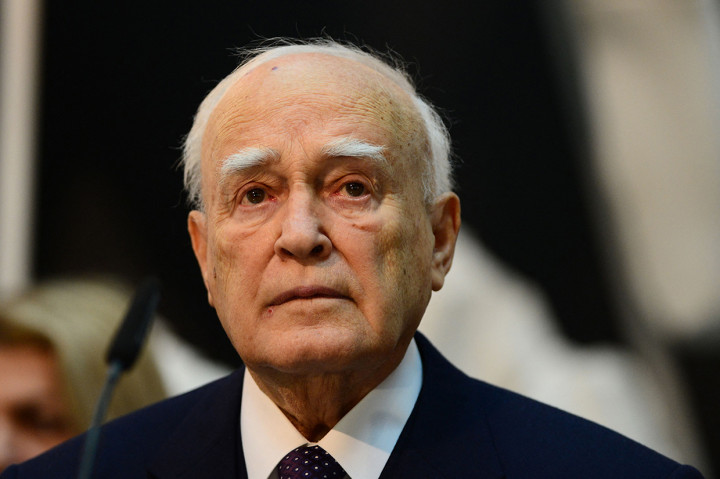 Papoulias menghabiskan satu dekade sebagai presiden setelah terpilih pada 2005 dan terpilih kembali pada 2010, selama krisis yang menjerumuskan negara itu ke dalam gejolak politik dan ekonomi paling parah dalam beberapa dekade terakhir.