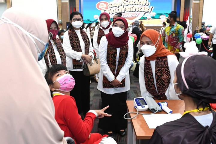 Iriana tiba di lokasi sekitar pukul 08.00 WIB dan disambut oleh Wury Ma'ruf, Menteri Kesehatan Budi Gunadi Sadikin, Ketua Umum Organisasi Aksi Solidaritas Era Kabinet Indonesia Maju (OASE KIM) Erni Guntarti Tjahjo Kumolo, dan sejumlah pengurus OASE KIM lainnya.