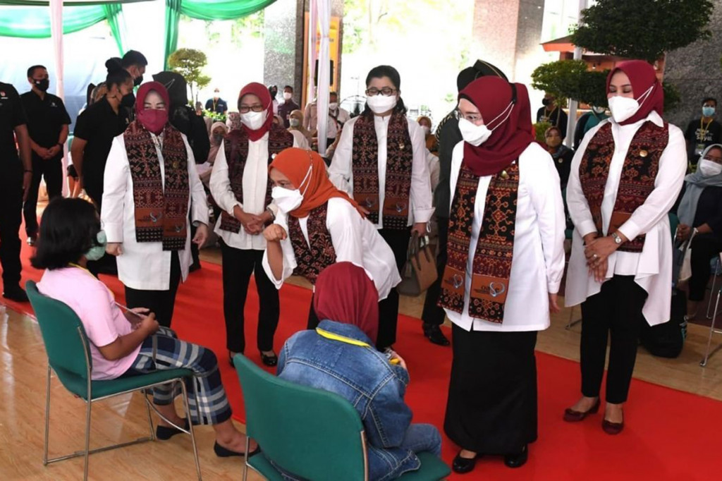Setibanya di lokasi vaksinasi, Iriana terlebih dahulu menyapa para peserta vaksinasi. Pada kesempatan tersebut, hadir 100 anak yang akan menerima suntikan vaksin Sinovac, dari total 500 anak sasaran target vaksinasi.