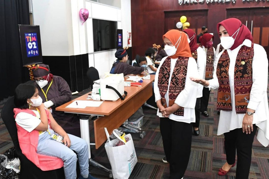 Acara vaksinasi tersebut digelar di Auditorium Siwabessy, Gedung Prof. Sujudi, Kementerian Kesehatan, Jakarta, pada Senin, 27 Desember 2021.