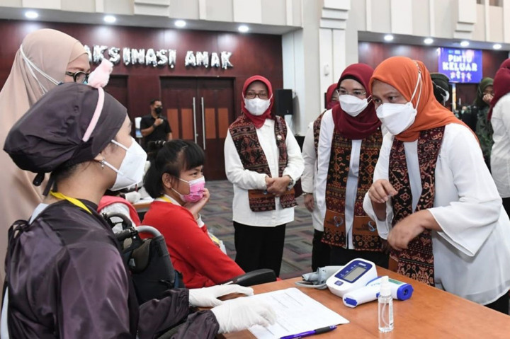 Ibu Negara Iriana Joko Widodo meninjau langsung pelaksanaan vaksinasi Covid-19 untuk anak-anak usia 6-11 tahun.