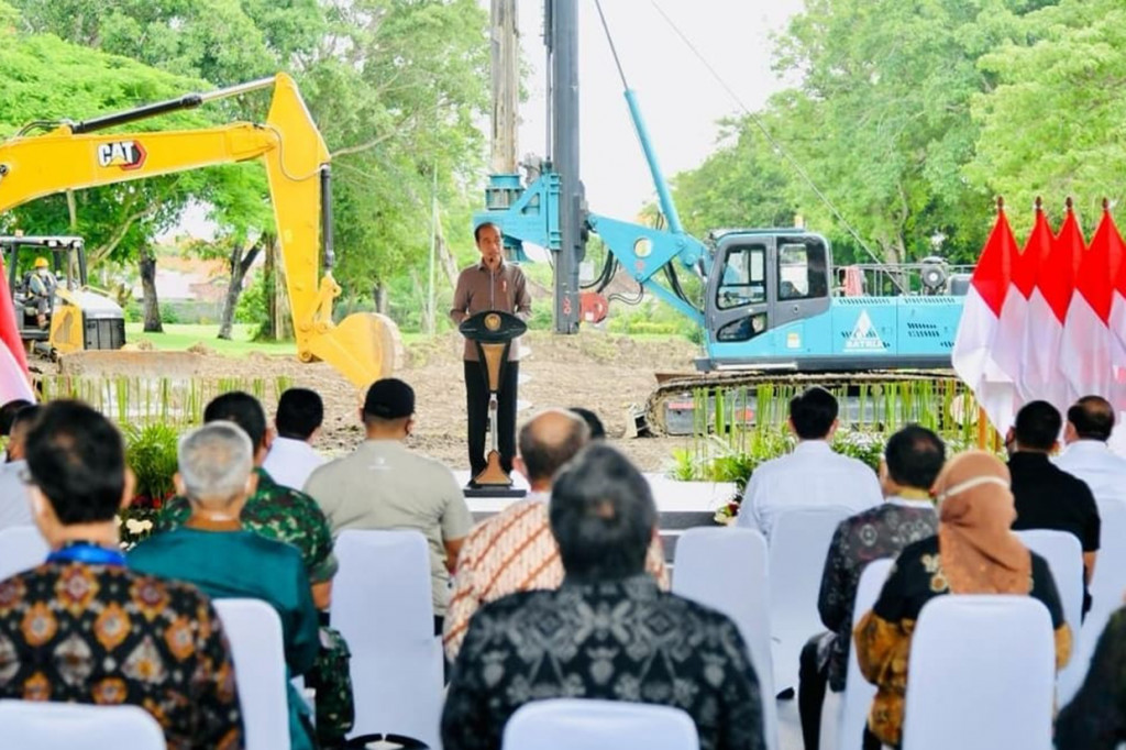Presiden menyampaikan bahwa pembangunan rumah sakit itu diharapkan dapat selesai dan beroperasi di pertengahan tahun 2023.