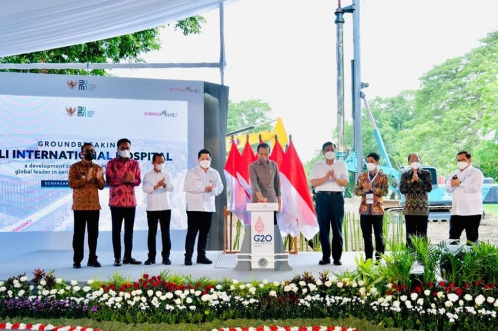 Presiden Joko Widodo melakukan groundbreaking atau peletakan batu pertama pembangunan Rumah Sakit Internasional Bali, Senin, 27 Desember 2021, pagi.