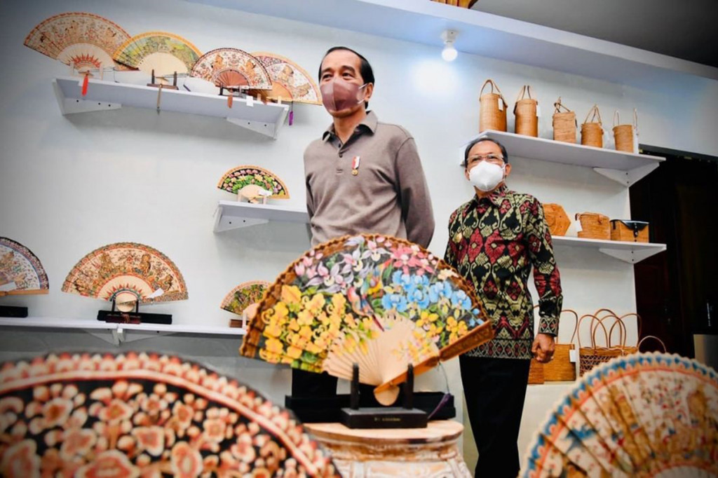 Presiden Joko Widodo meninjau Pameran IKM Bali Bangkit di Taman Werdhi Budaya Art Centre, Denpasar pada Senin, 27 Desember 2021.