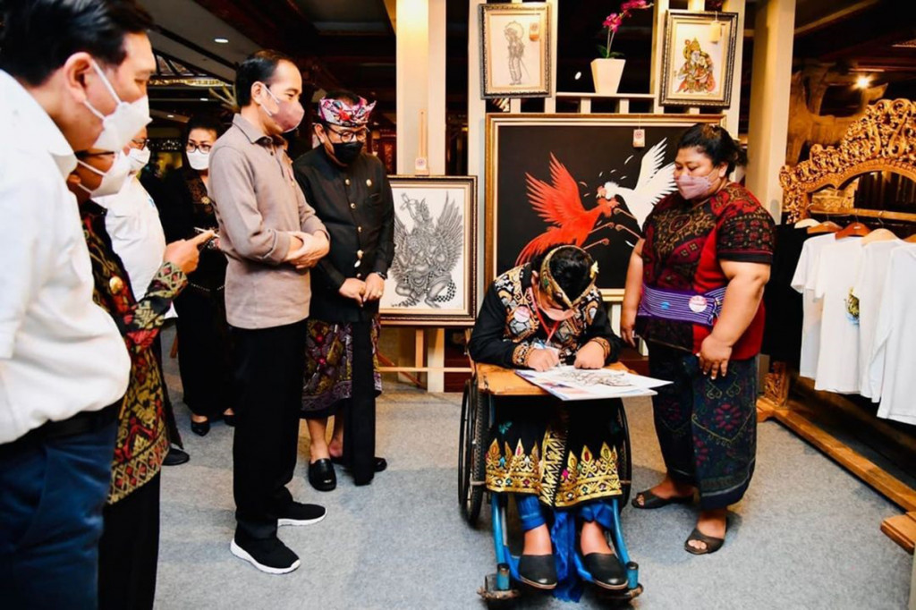 “Saya sangat menghargai pameran ini. Kita bisa melihat secara jelas betapa karya-karya, desain dari IKM-IKM di Provinsi Bali sangat, sangat memiliki kualitas yang sangat baik,” ujar Jokowi.