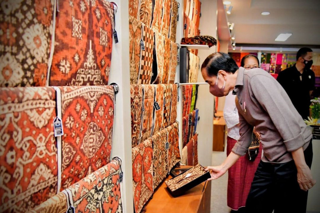 Dalam pameran tersebut, terdapat sekitar 35 pelaku IKM di Provinsi Bali yang memamerkan beragam produk seperti kain tradisional, kerajinan rakyat, perhiasan tradisional, furnitur, dan produk seni unggulan lainnya. Tampak Presiden Jokowi meninjau dan berbincang dengan beberapa pelaku IKM di antaranya adalah pengrajin kursi, kain tenun, serta lukisan. 