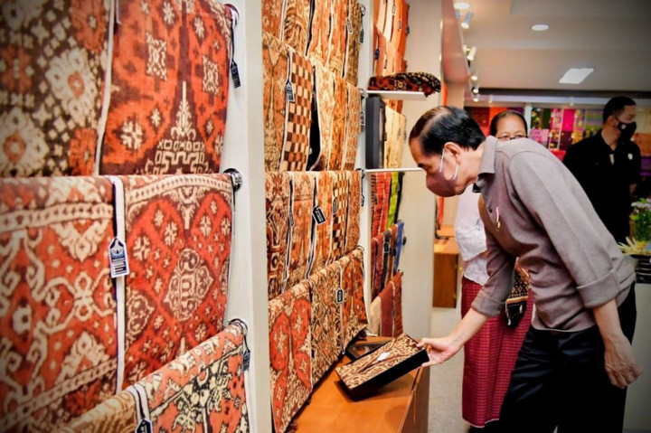Dalam pameran tersebut, terdapat sekitar 35 pelaku IKM di Provinsi Bali yang memamerkan beragam produk seperti kain tradisional, kerajinan rakyat, perhiasan tradisional, furnitur, dan produk seni unggulan lainnya. Tampak Presiden Jokowi meninjau dan berbincang dengan beberapa pelaku IKM di antaranya adalah pengrajin kursi, kain tenun, serta lukisan. 