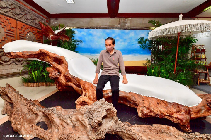 Dalam kesempatan tersebut, Jokowi memberikan apresiasi terhadap produk yang dihasilkan oleh para pelaku Industri Kecil Menengah (IKM) di Provinsi Bali. 