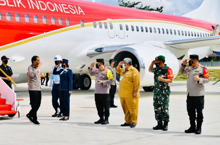 Presiden tiba di Pangkalan TNI AU Haluoleo, Kabupaten Konawe Selatan sekitar pukul 13.40 WITA, Senin, 27 Desember 2021 disambut oleh Kapolri Jenderal Listyo Sigit Prabowo, Gubernur Sulawesi Tenggara Ali Mazi, Pangdam XIV Hasanuddin Mayjen TNI Mochamad Syafei Kasno, Kapolda Sulawesi Tenggara Irjen Pol. Teguh Pristiwanto, dan Danlanud Haluoleo Kolonel Pnb A. Ferdinand Picaulima.