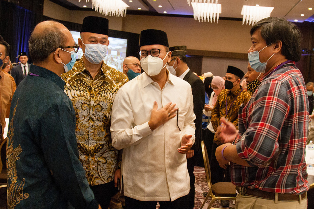 Duta Besar Indonesia untuk Amerika Serikat, Rosan Roeslani (ketiga dari kiri), didampingi oleh Konsul Jendral RI Los Angeles, Saud Purwanto Krisnawan (kedua dari kiri) berbincang dengan sejumlah diaspora Indonesia saat membuka pertemuan tahunan atau muktamar Indonesian Muslim Society in America (IMSA), yang berlangsung di Hotel Hilton, Los Angeles, California pada Minggu, 27 Desember 2021.