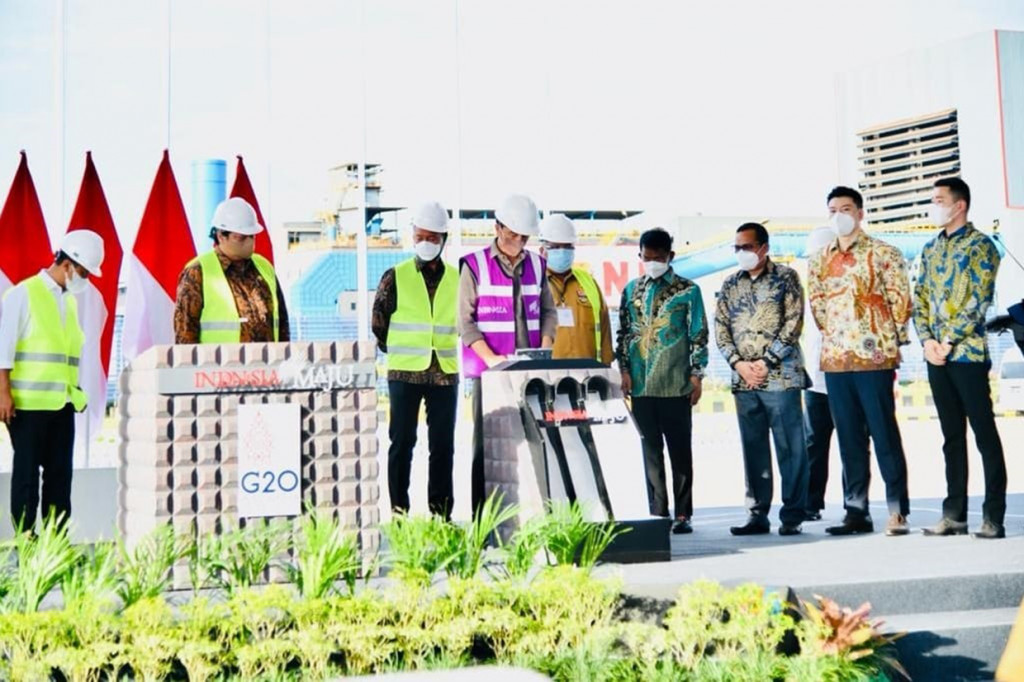 Presiden Joko Widodo (Jokowi) meresmikan pabrik fasilitas pengolahan dan pemurnian (smelter) PT Gunbuster Nickel Industry (GNI) di Kabupaten Konawe, Sulawesi Tenggara, Senin, 27 Desember 2021.