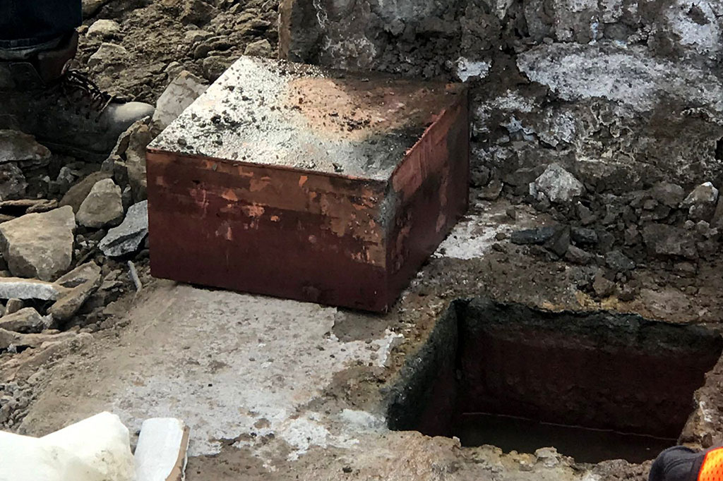 Para pekerja yang tengah membongkar alas patung seorang jenderal Konfederasi, Senin, 27 Desember 2021 waktu setempat, menemukan sebuah kotak tembaga yang diyakini telah terkubur 130 tahun yang lalu. Ini merupakan kapsul waktu kedua yang ditemukan di situs tersebut.