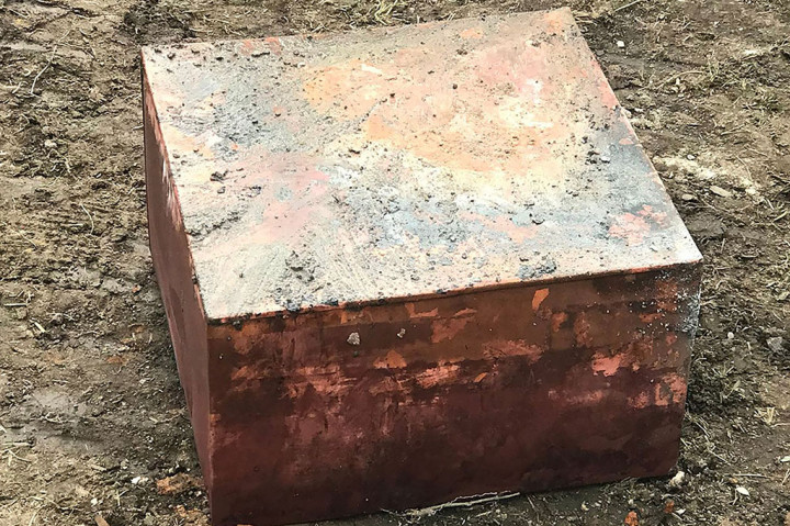 Menurut artikel surat kabar tahun 1887, sebuah kapsul waktu yang tersembunyi di dasar patung Jenderal Robert E. Lee, yang memimpin Angkatan Darat Virginia Utara selama Perang Saudara, berisi relik seperti kancing dan peluru, mata uang Konfederasi, peta, gambar langka presiden Abraham Lincoln di peti mati, dan barang-barang lainnya.