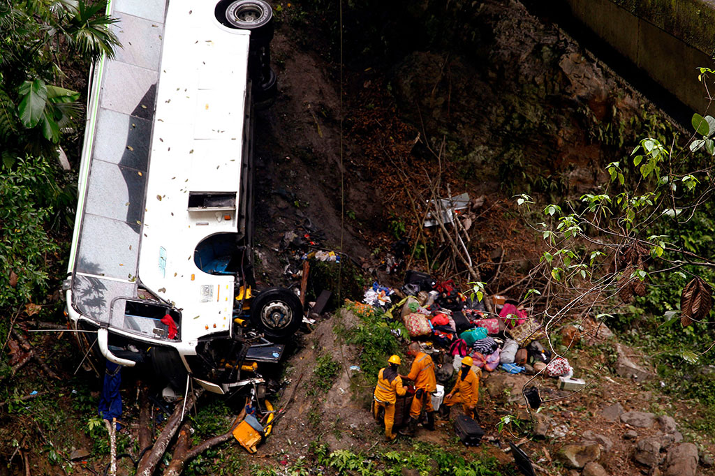 Sedikitnya tujuh orang meninggal dunia dan 28 lainnya terluka, delapan dalam kondisi kritis, setelah sebuah bus jatuh ke jurang di kotamadya San Luis, Antioquia, Kolombia, Senin, 27 Desember 2021 waktu setempat.
