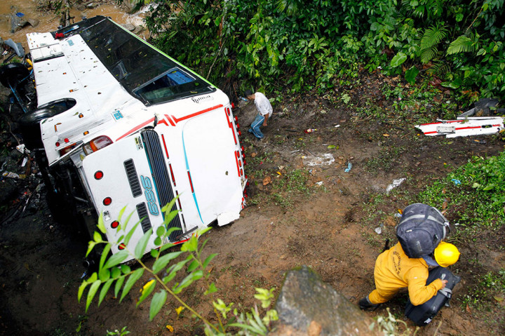 Menurut sebuah laporan oleh pihak berwenang, bus nahas itu datang dari ibu kota Bogota dan menuju ke kotamadya Monitos di departemen Cordoba di Karibia.