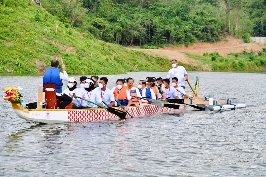 Jokowi mendayung perahu naga bersama Menteri Sekretaris Kabinet Pramono Anung, Menteri PUPR Bosoeki Hadimoeljono, Ketua DPRD Sultra Abdrrahman Shaleh, sedangkan bertindak sebagai dramer Menteri Investasi Bahlil Lahadalia.