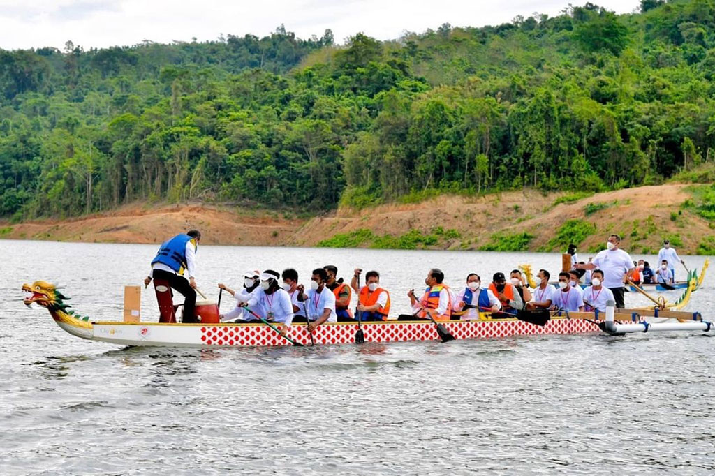 Sekitar 15 menit menyisir Bedungan Ladongi dengan pengawalan Kopaska TNI Angkatan Laut dan Tim Rescue Basarnas, mereka dengan perahunya kembali merapat ke dermaga utama.