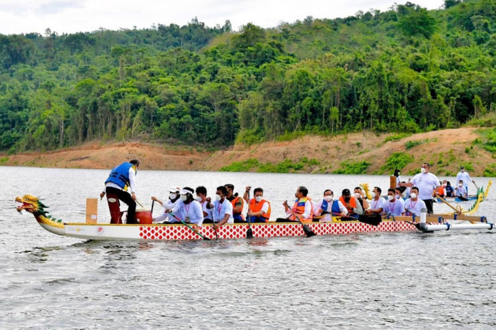 Momen Presiden Dayung Perahu Naga di Bendungan Ladongi