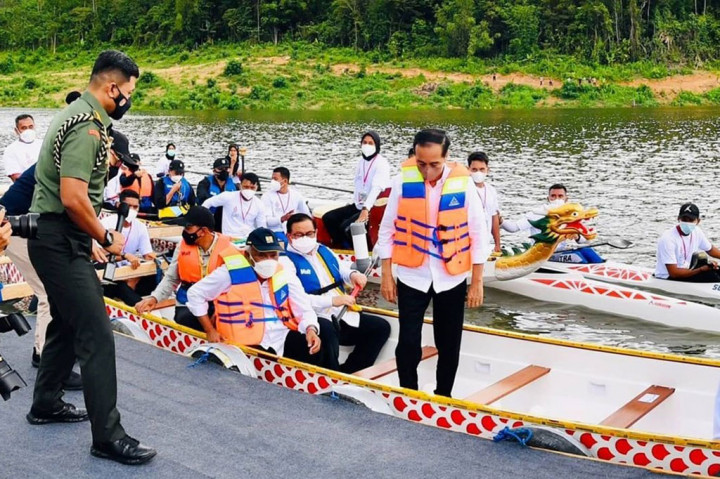 Momen Presiden Dayung Perahu Naga di Bendungan Ladongi