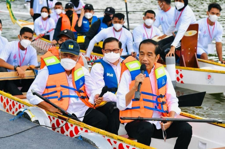 Dari Atas Perahu Naga, Jokowi Resmikan Bendungan Ladongi