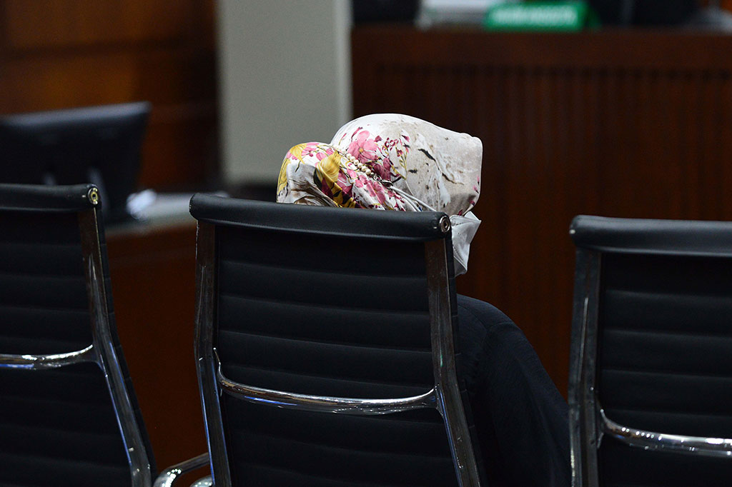 Terdakwa mantan Direktur Keuangan dan Investasi PT Asuransi Jasa Indonesia Persero (Jasindo) Solihah mendengarkan pembacaan tuntutan terhadap diri nya di Gedung Pengadilan Tipikor, Kemayoran, Jakarta, Selasa, 28 Desember 2021.