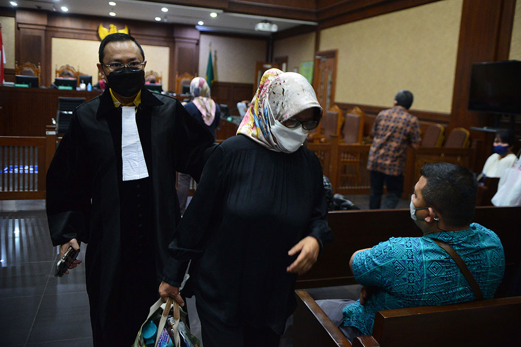 Solihah juga diwajibkan membayar uang pengganti sebesar Rp1.918.749.382,90. 