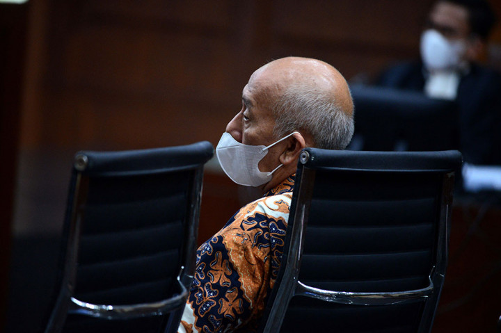 Selain Solihah, Jaksa KPK juga menuntut pemilik PT Ayodya Multi Sarana (AMS) Kiagus Emil Fahmy Cornain 5 tahun penjara serta denda Rp250 juta subsider 3 bulan kurungan.