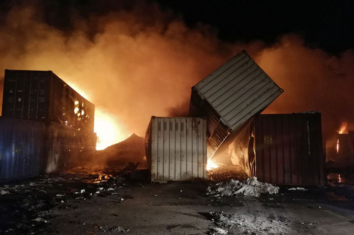 Serangan sebelumnya, yang merupakan yang pertama di fasilitas itu sejak dimulainya perang, memicu serangkaian ledakan, menurut Observatorium Suriah untuk Hak Asasi Manusia, sebuah pemantau yang berbasis di Inggris dengan jaringan sumber yang luas di Suriah.