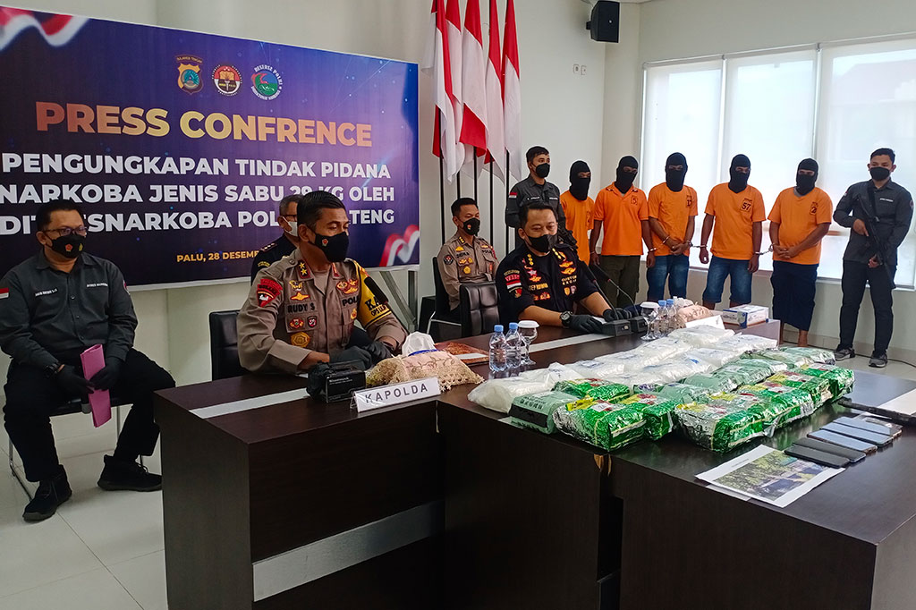 Kapolda Sulteng Irjen Pol Rudy Sufahriadi (kedua kiri) bersama Kepala Pangkalan Sarana Operasi Bea Cukai Pantoloan Asep Ridwan (kedua kanan) menunjukkan barang bukti narkoba jenis sabu di Mapolda Sulteng di Palu, Sulawesi Tengah, Selasa, 28 Desember 2021.