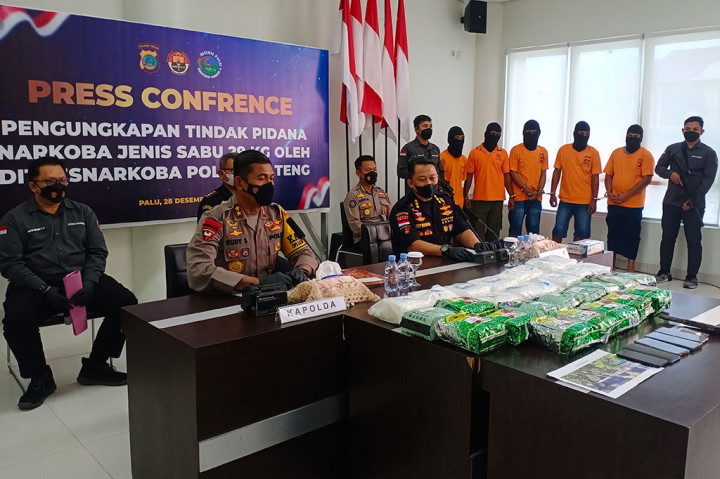 Kapolda Sulteng Irjen Pol Rudy Sufahriadi (kedua kiri) bersama Kepala Pangkalan Sarana Operasi Bea Cukai Pantoloan Asep Ridwan (kedua kanan) menunjukkan barang bukti narkoba jenis sabu di Mapolda Sulteng di Palu, Sulawesi Tengah, Selasa, 28 Desember 2021.