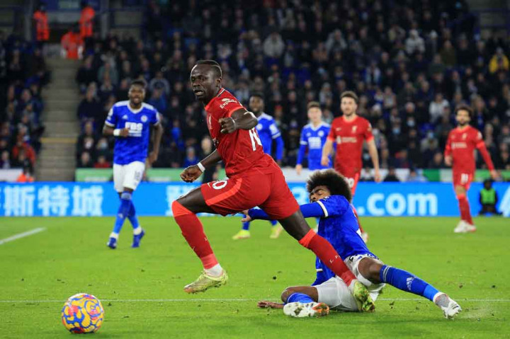 Pada menit ke-55, Sadio Mane membuang kesempatan emas Liverpool lewat sontekan usai menerima umpan terobosan dari Diogo Jota. Sayang bola melayang di atas mistar gawang.