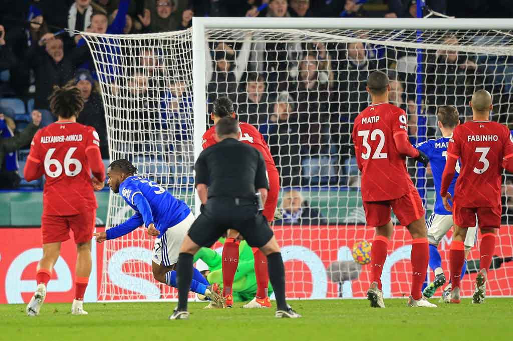 Kegagalan itu harus dibayar mahal karena empat menit kemudian Ademola Lookman, yang baru masuk sejak menit ke-56 menggantikan Hamza Choudhury, membawa Leicester memimpin.