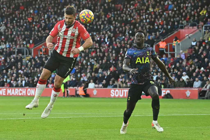 Tuan rumah mengawali pertandingan dengan baik. Pada menit keenam The Saints berpeluang membuka keunggulan lewat tandukan Shane Long, sayang bola masih menyamping.
