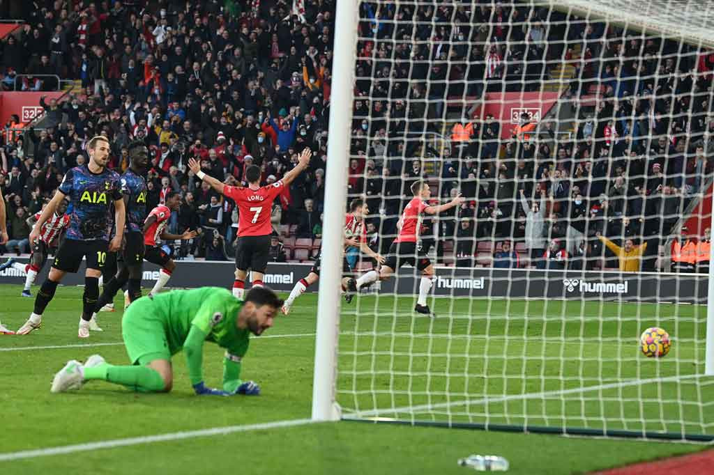 Southampton akhirnya berhasil mencuri keunggulan lebih dulu pada menit ke-25 saat lemparan ke dalam Mohammed Salissu menciptakan kemelut di kotak penalti Tottenham, dan bola liar disambar James Ward-Prowse untuk menjebol gawang tamu.