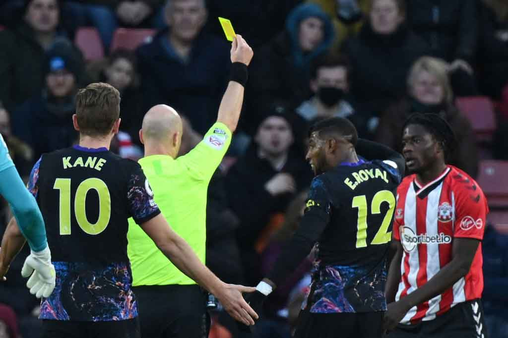 Upaya Tottenham membalas mendapat hasil setelah Son dijatuhkan oleh Salisu di dalam kotak terlarang, yang segera disambut wasit Anthony Taylor dengan menunjuk titik putih serta memberikan kartu kuning kedua kepada bek Southampton tersebut.