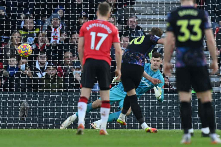 Harry Kane yang menjadi algojo memperdaya kiper Fraser Forster untuk membuat kedudukan imbang pada menit ke-41. Skor 1-1 bertahan hingga turun minum.
