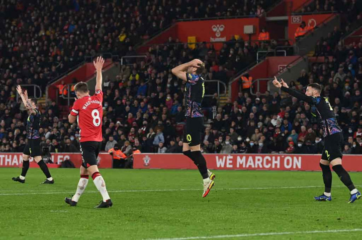 Situasi timpang berusaha dimanfaatkan Tottenham untuk membalikkan kedudukan. Kane sempat melakukan selebrasi delapan menit memasuki babak kedua setelah menyelesaikan umpan panjang Harry Winks, tetapi gol itu dianulir setelah wasit mendapat masukan dari VAR.