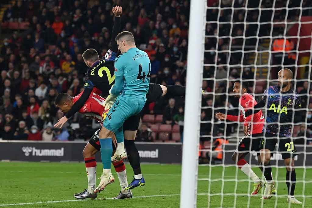 Tottenham terus menekan dan pada menit ke-67 bola kembali bersarang ke gawang Southampton karena gagal ditangkap sempurna oleh Forster kala mengantisipasi umpan silang. Namun gol Tottenham kembali dianulir karena Forster dinilai sudah lebih dulu dilanggar oleh Matt Doherty.