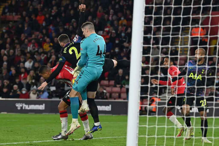 Tottenham terus menekan dan pada menit ke-67 bola kembali bersarang ke gawang Southampton karena gagal ditangkap sempurna oleh Forster kala mengantisipasi umpan silang. Namun gol Tottenham kembali dianulir karena Forster dinilai sudah lebih dulu dilanggar oleh Matt Doherty.