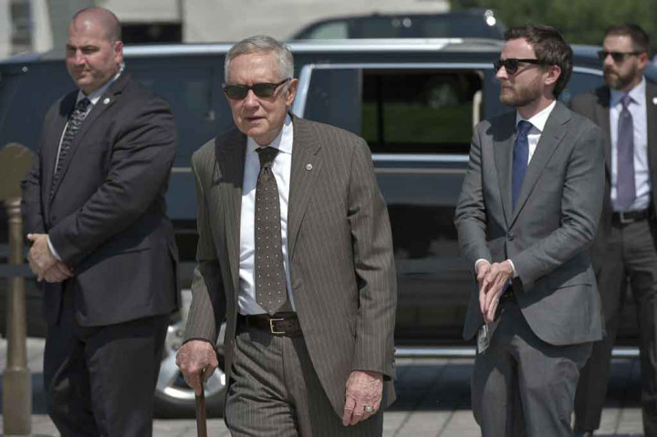 Singkat dan berbicara lembut, Reid lahir dan dibesarkan di kota pertambangan Searchlight, Nevada pada 2 Desember 1939, di sebuah rumah tanpa air panas atau toilet dalam ruangan.