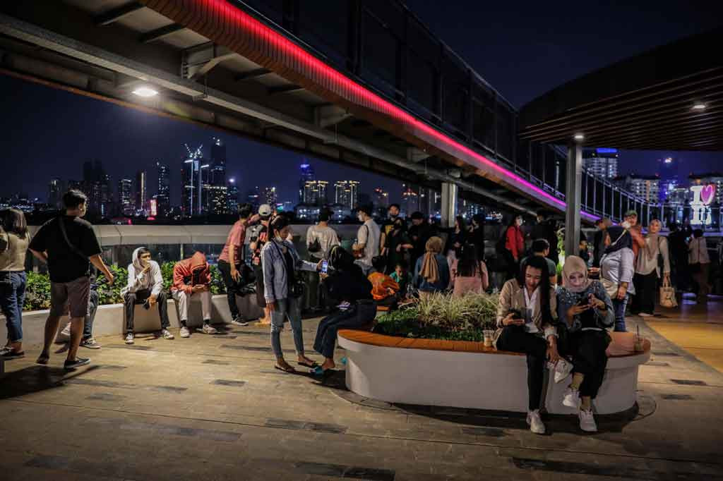 Dari Skywalk Senayan Park, pengunjung dapat melihat pemandangan lanskap Kota Jakarta dengan kemegahan gedung-gedung bertingkat.
