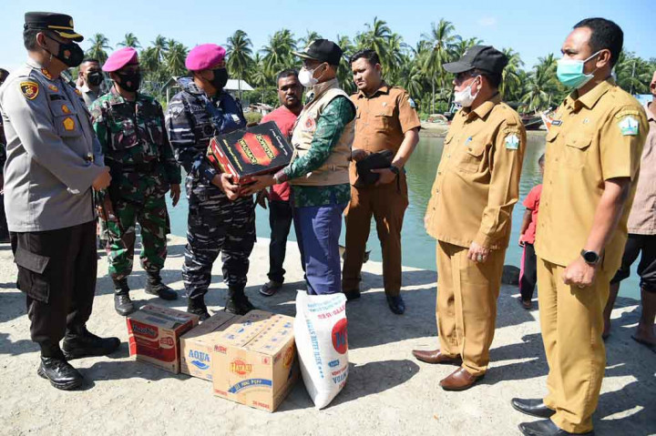 Pemerintah Kabupaten Bireuen, Aceh mengirim bantuan untuk ratusan pengungsi Rohingya yang terombang-ambing di laut lepas sejak Minggu, 26 Desember 2021 malam. Bantuan secara simbolis diserahkan oleh Bupati Bireuen Muzakkar A Gani melalui Danlanal Lhokseumawe Kolonel Mar Dian Suryansyah, Selasa, 28 Desember 2021.