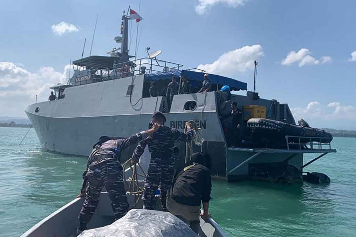 Bantuan tersebut kemudian dinaikkan ke dalam kapal patroli Angkatan Laut untuk kemudian dikirim ke pengungsi Rohingya dengan sistem estafet. Hal itu karena kapal patroli sulit menjangkau lokasi kapal Rohingya yang berjarak 65 mil laut.