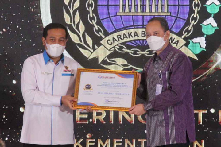 Inspektur Jenderal Kemlu Ibnu W Wahyutomo (kanan) menerima penghargan dari Ketua Ombudsman RI Mokhammad Najih pada acara Penganugerahan Predikat Kepatuhan Tinggi Standar Pelayanan Publik Tahun 2021 di Jakarta, Rabu, 29 Desember 2021.