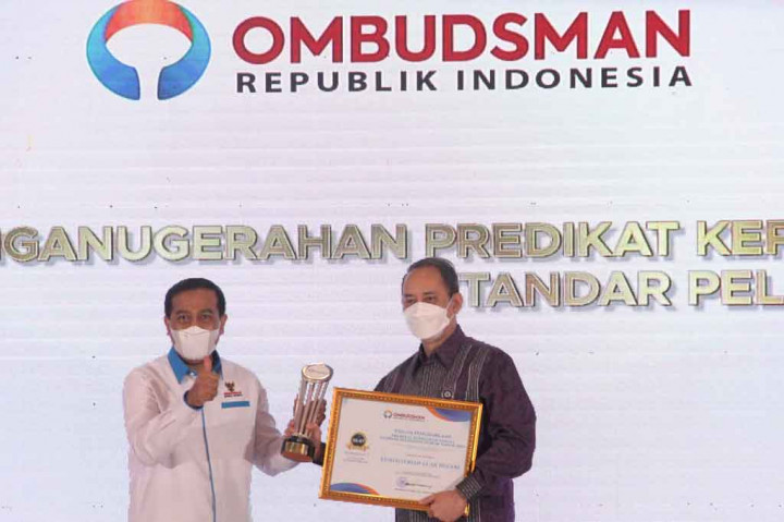 Kementerian Luar Negeri (Kemlu) meraih penghargaan peringkat pertama predikat kepatuhan tinggi standar pelayanan publik tahun 2021 kategori kementerian dari Ombudsman Republik Indonesia (RI).