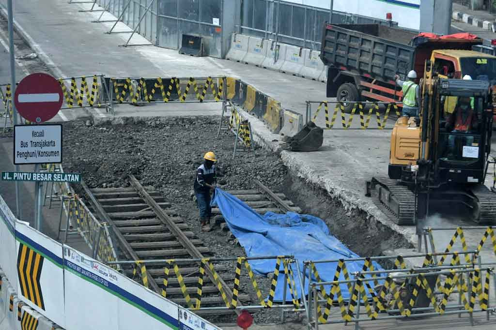 Pekerja sedang menutup rel trem yang ditemukan di proyek MRT Fase 2A segmen CP-203 (Glodok-Kota), Kawasan Glodok, Taman Sari, Jakarta Barat, Rabu, 29 Desember 2021. 