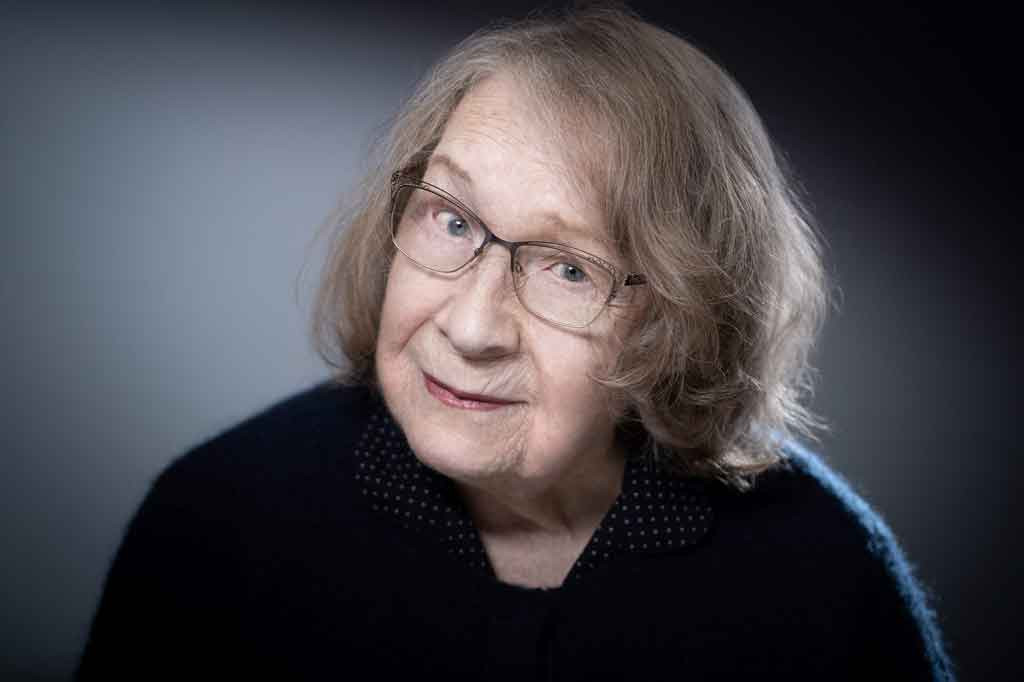 Weiss adalah yang terakhir dari sekolah fotografi humanis Prancis pasca-Perang Dunia II yang menata ulang kekuatan gambar yang menggugah, termasuk Robert Doisneau, Willy Ronis, dan Brassai.