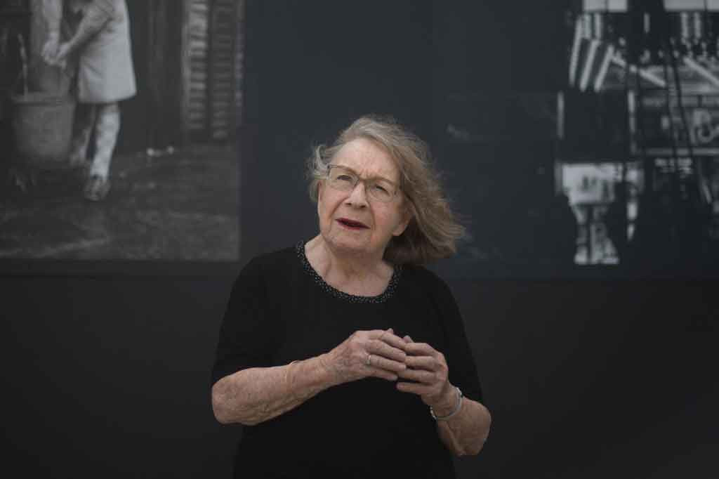 Sebagai pionir dari apa yang kemudian dikenal sebagai street photography, Weiss menangkap kondisi orang-orang biasa di ibu kota Prancis, sering kali di luar ruangan, dalam sebuah karya yang telah diperlihatkan dalam retrospektif besar di seluruh dunia.